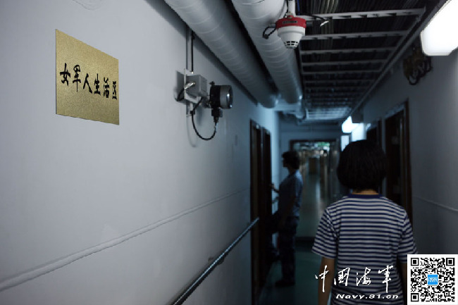 舰艇上设有专门的女兵生活区和就餐区