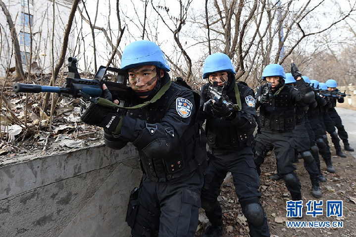 中国第四支赴利比里亚维和警察防暴队进行野外实战训练
