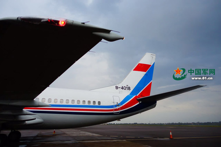 中国军队赴南苏丹工作组抵达乌干达恩德培机场