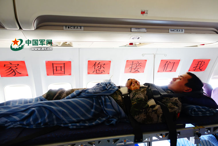 李磊杨树朋烈士遗体搭载中国军队工作组空军任务飞机回国