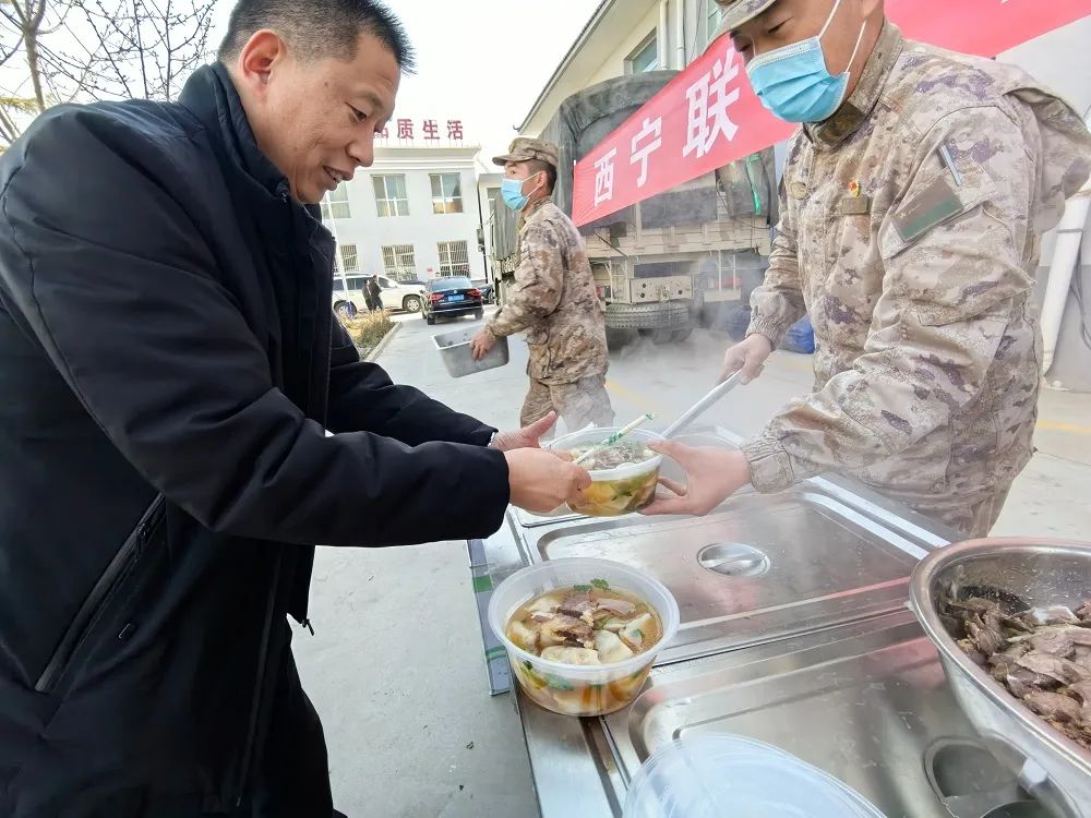 “今天中午吃饺子！”饮食保障点持续保障受灾群众热食供应！