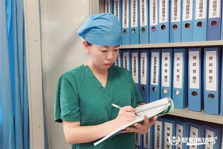 后、冲锋在前，实现从地方青年到军队文职的华丽转身，她的名字叫黄媛。在手术室工作了12年，各种急危重症