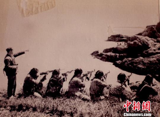 图为：老一代女民兵海岛训练射击。　洞头宣传部供 摄
