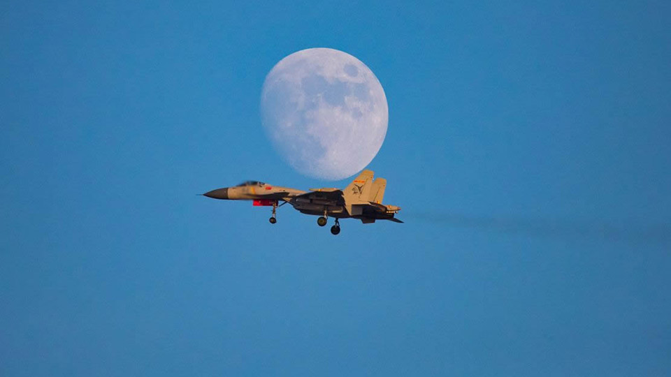 飞鲨逐月海天间：海军航空大学某基地组织飞行训练掠影