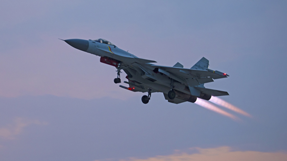 “飞鲨”振翅！海军航空大学某基地组织多课目飞行训练