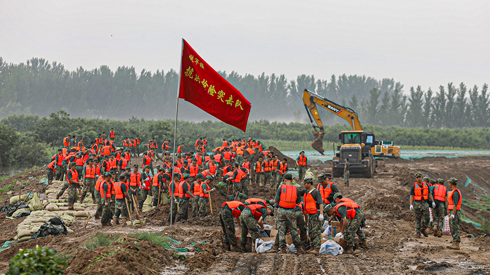 人民至上！抗洪抢险救灾中这些场景温暖心间