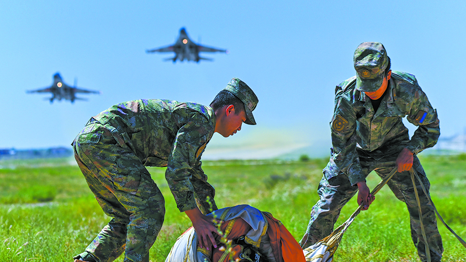 空军航空兵保伞员：梦想伴着伞花绽放