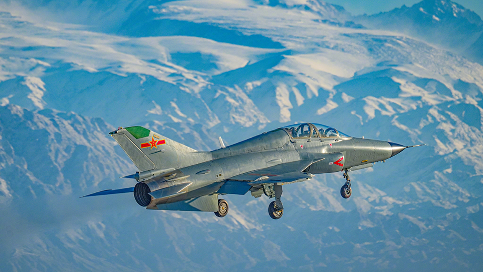 一键收藏！空军战机与雪山同框