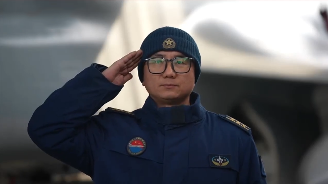 扎根机务二十载，他是战鹰“神经”与“器官”的守护者