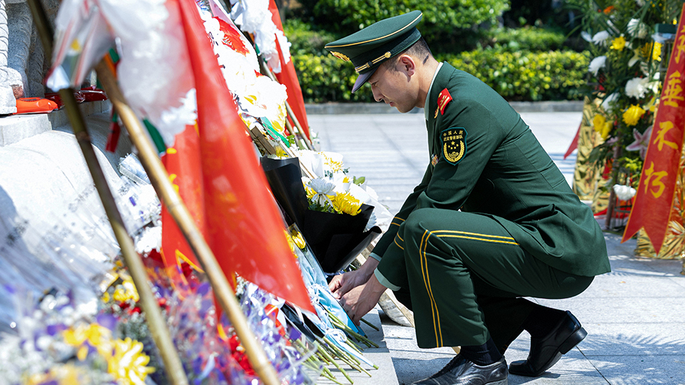 武警广西总队百色支队赴烈士陵园开展祭扫活动