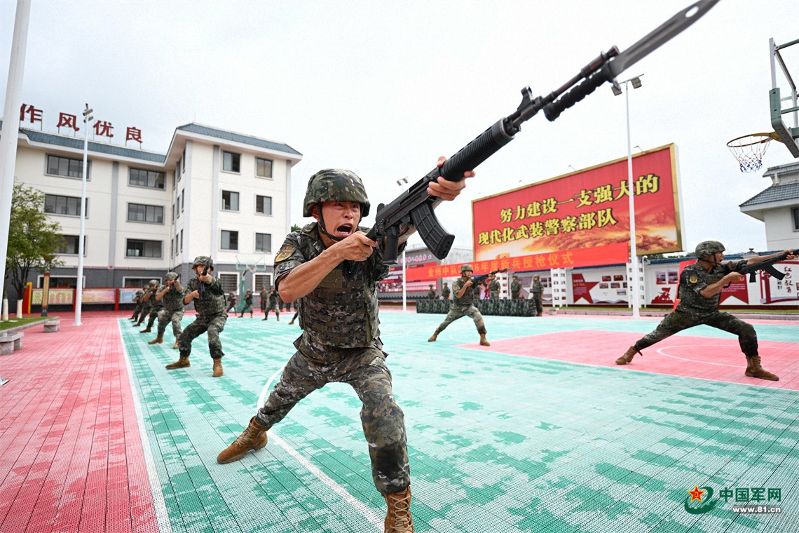 武警全州中队隆重举行新兵授枪仪式。进一步强化新兵身份认同感、使命感与荣誉感，激励全体新兵以昂扬姿态投身执勤训练，走好军旅新征程。许书灿 (60)