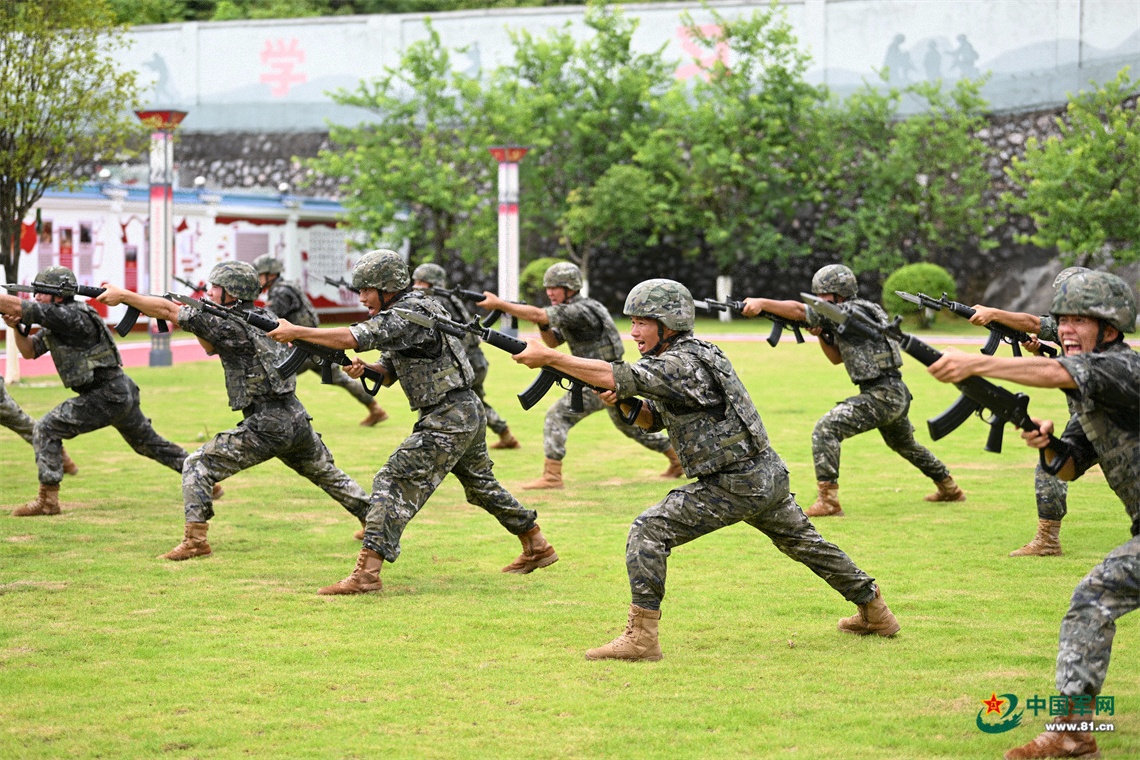 武警全州中队组织官兵开展刺杀专项训练。训练场上，官兵整齐列阵，按照动作要领反复练习突刺、防刺、劈砍等基础课目，杀声震天、动作刚劲有力。许书灿摄 (1)