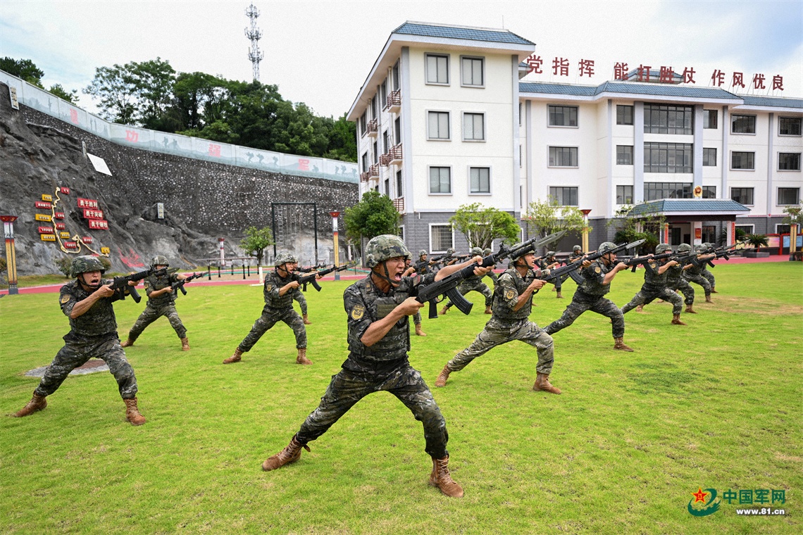 武警全州中队组织官兵开展刺杀专项训练。训练场上，官兵整齐列阵，按照动作要领反复练习突刺、防刺、劈砍等基础课目，杀声震天、动作刚劲有力。许书灿摄 (36)