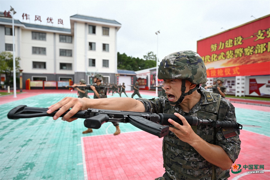 武警全州中队隆重举行新兵授枪仪式。进一步强化新兵身份认同感、使命感与荣誉感，激励全体新兵以昂扬姿态投身执勤训练，走好军旅新征程。许书灿 (62)