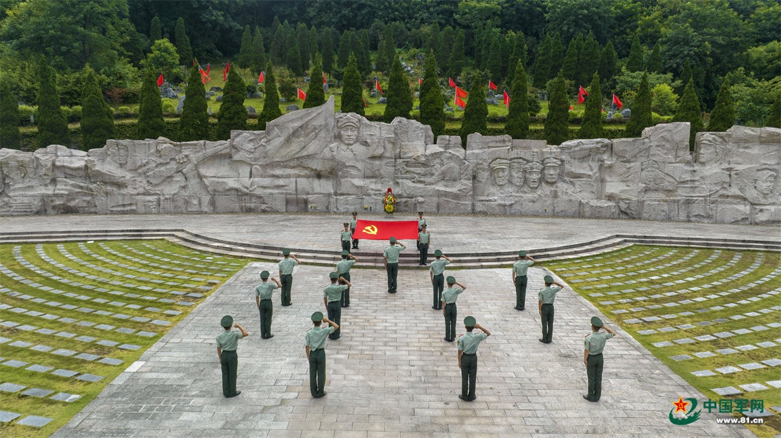 1.武警广西总队桂林支队官兵齐聚红军长征湘江战役园凭吊广场，面向鲜红党旗重温入党誓词。（万禹辰 摄 ）