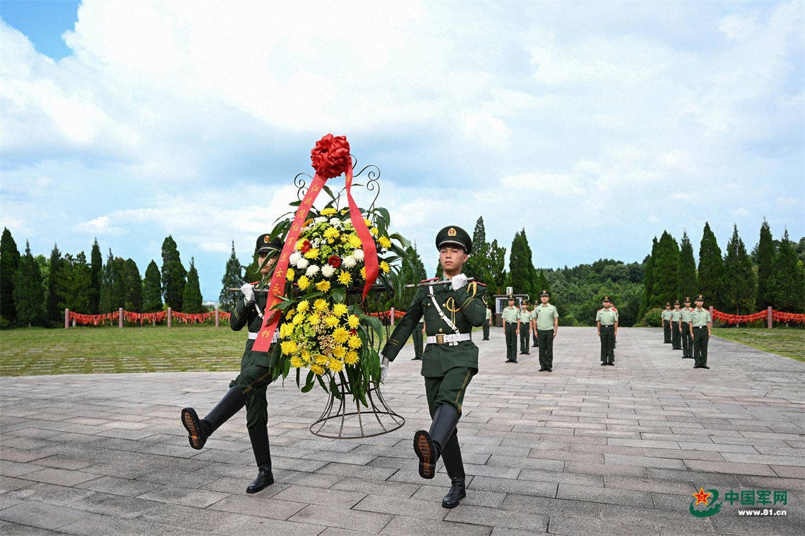 武警全州中队官兵齐聚红军长征湘江战役园凭吊广场，整齐列队向革命先烈敬献花篮，面向鲜红党旗重温入党誓词，在缅怀英烈中传承红色基因，坚定忠诚担当初心。许书灿摄 (10)