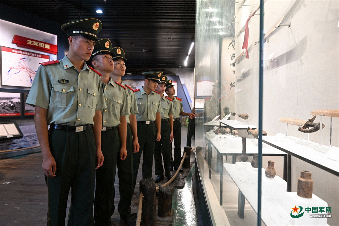 武警全州中队官兵走进红军长征湘江战役纪念馆开展现地教学。在回望血战湘江峥嵘岁月中传承 “勇于胜利、勇于突破、勇于牺牲” 的湘江战役精神，夯实官兵忠诚履职、强军备战思想根基。许书灿摄 (21)