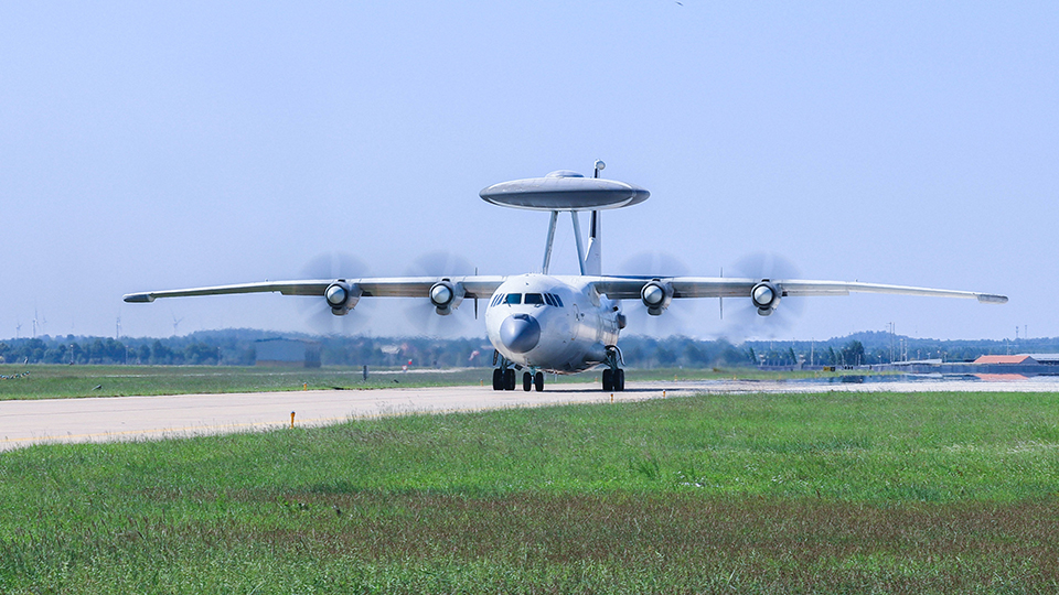 海军航空兵某部组织多机型飞行训练