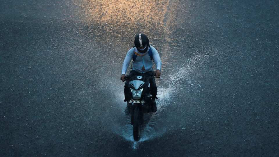 在雨中