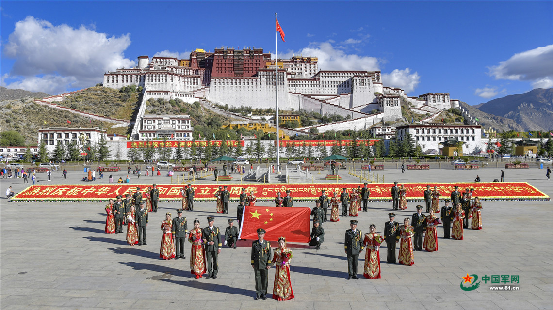 布达拉宫广场祝愿祖国繁荣昌盛.潘涛 摄