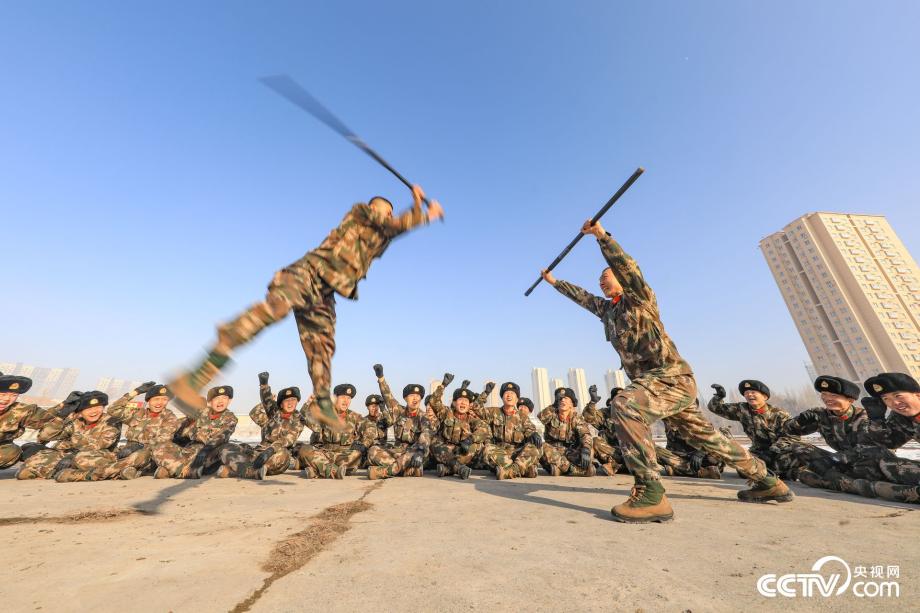 武警新疆总队某支队防化分队组织官兵开展应急棍对抗训练.(余博 摄)