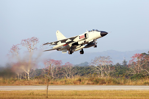 南部战区海军航空兵某旅组织节后开飞训练