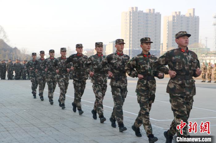 武警山西总队:抓好"源头工程" 锻造合格新兵"引路人"