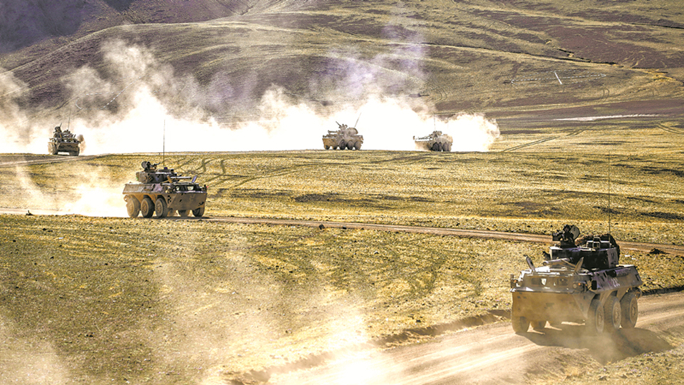 铁甲驰骋！新疆军区某团在高原山麓组织合成营战术考核