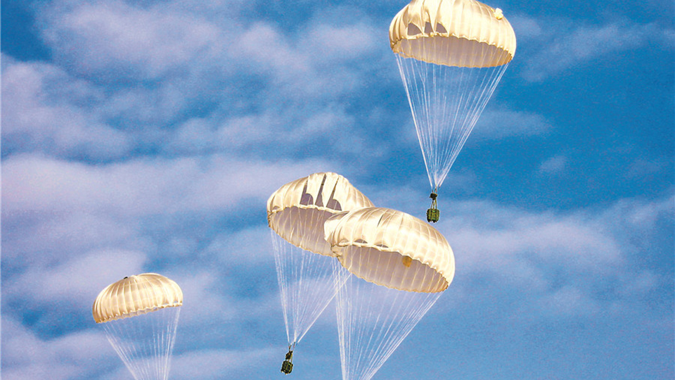 伞花绽放！空降兵某旅在高原地域组织空降空投训练