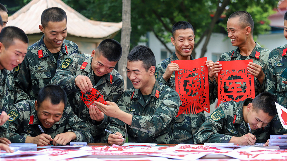 当官兵遇上中国传统剪纸艺术，一个字，绝！
