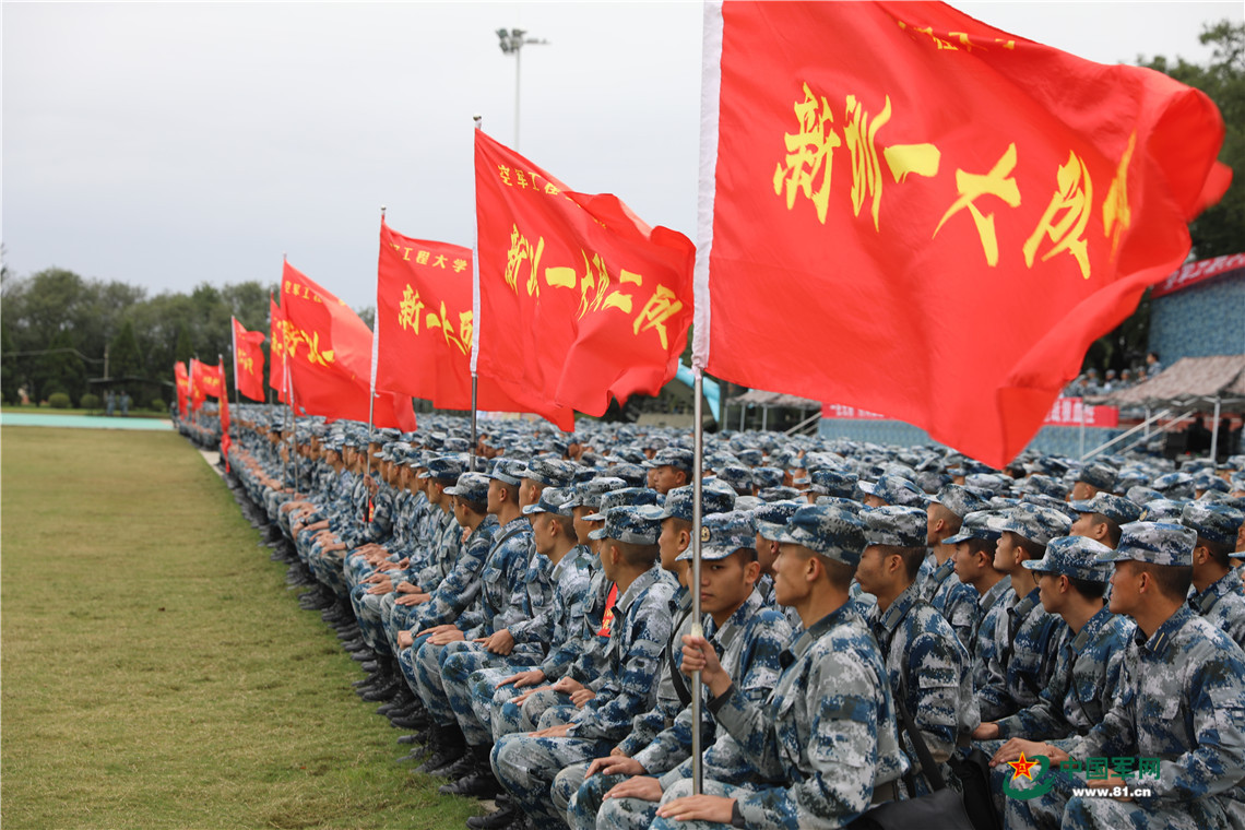须臾间,随着最后一声"好"的传来,警卫分队已做好战斗准备,迅速转入下