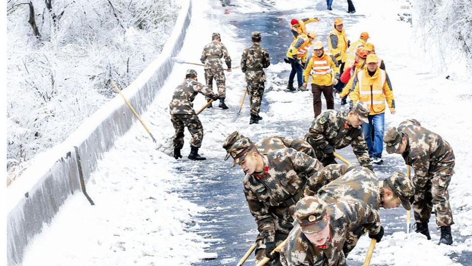 武警官兵除冰通路 助力学生正常返校