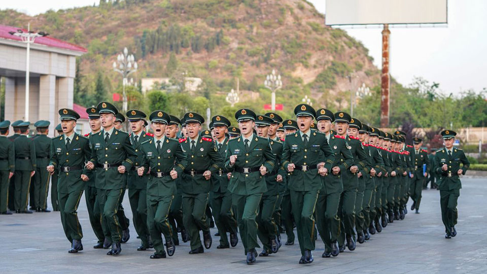 军容风纪检查：武警官兵时刻擦亮军人名片