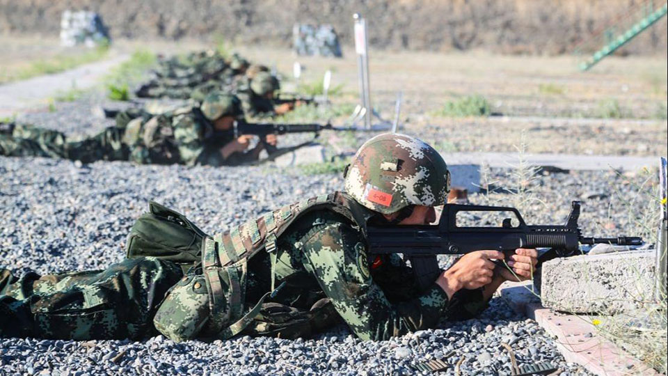 直击武警官兵夏季大练兵