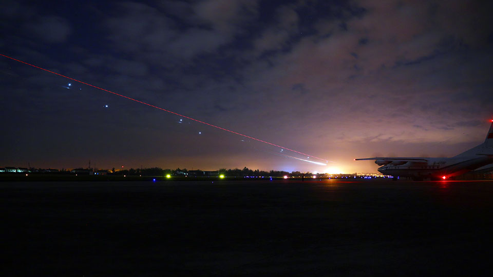 升空！“战鹰”下半夜起降训练开始