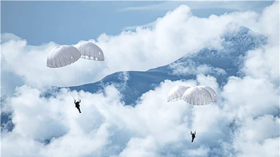 伞花绽放！多图直击西藏军区某特战旅低空武装伞降训练
