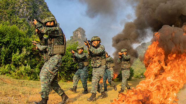 利剑出鞘！直击武警特战队员山地丛林捕歼演练