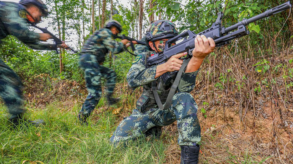 广西贵港：武警官兵野外反恐锤炼作战能力