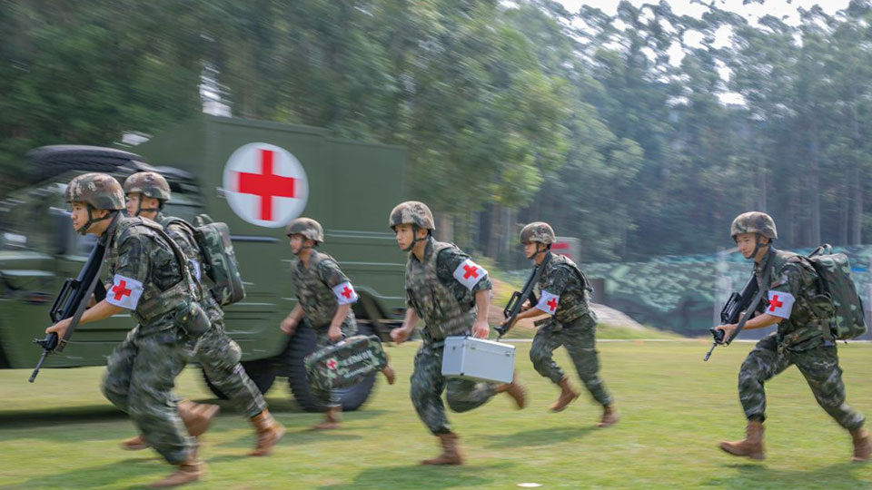 武警官兵紧贴实战组织开展战场救护演练