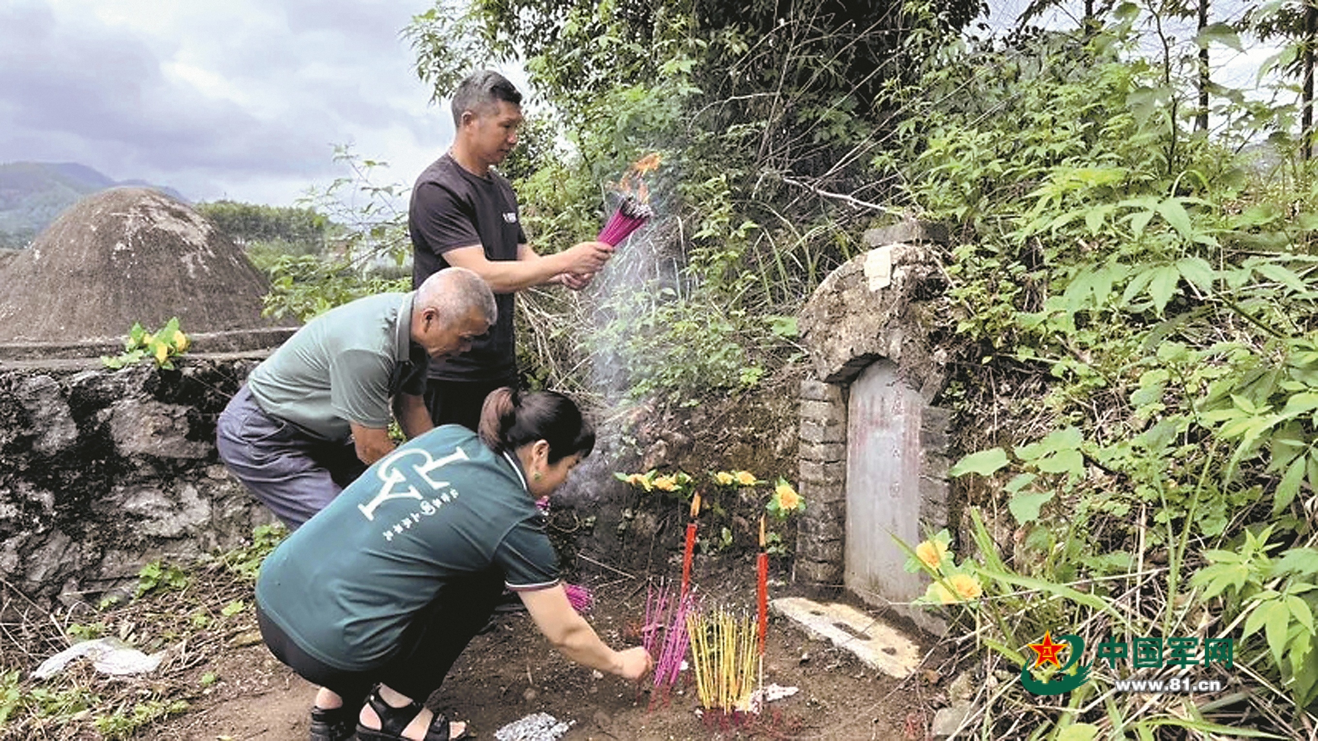 “中国好人”莫玉秀一家接力守护抗日烈士墓81年