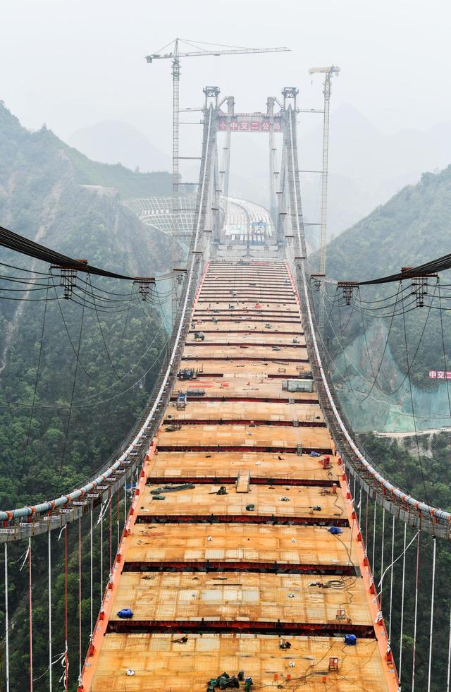 贵黄高速阳宝山特大桥主桥顺利合龙