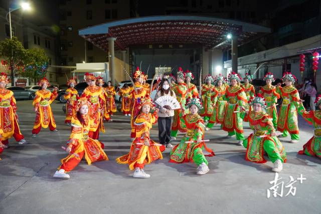 PG电子文化中国行丨开箱将启程欧洲的汕头英歌队行李箱装满“中国年味”(图2)