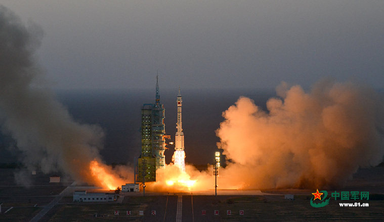 神舟十一号载人飞船发射成功 习近平致电祝贺