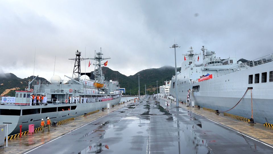 中国海军989编队抵达越南进行友好访问