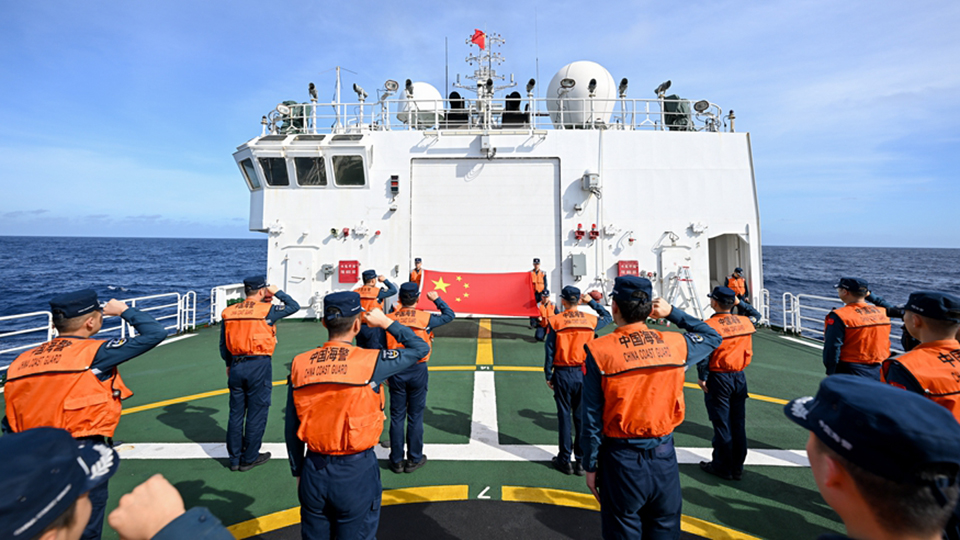 南海影像日志丨中国海警在黄岩岛海域缅怀先烈