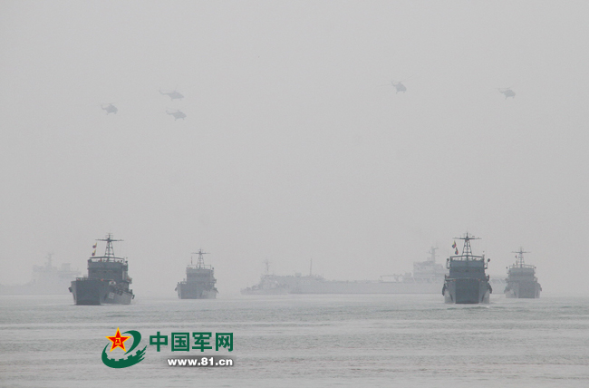 南京军区某师进行多兵种立体协同突击演练