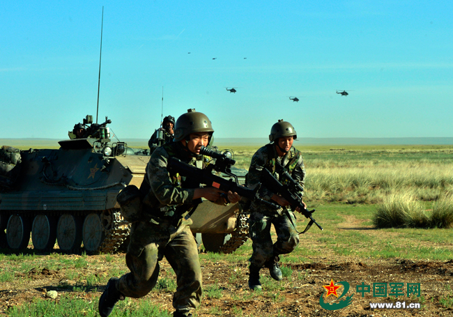 “跨越2014·朱日和D”实兵红蓝激光对抗演习 - 中国军网