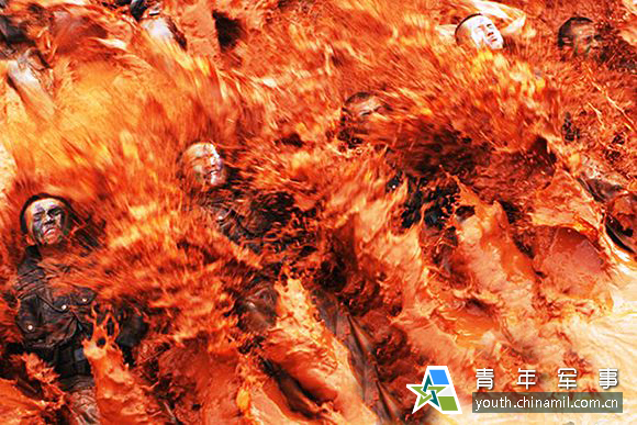 南京军区特战旅驻训场锤炼队员战场侦查夜间机