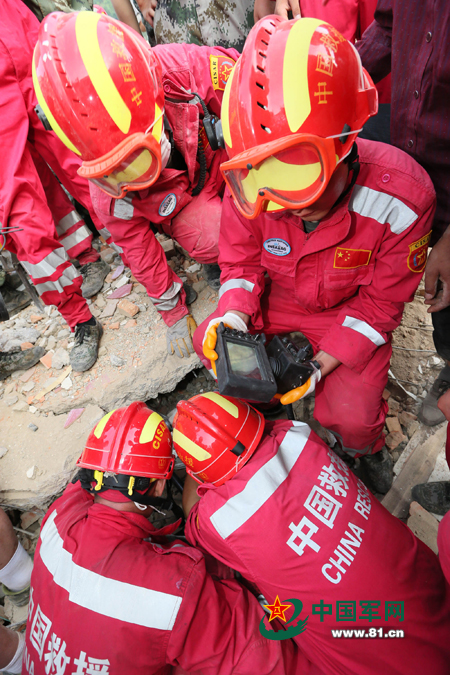 最前线:武警官兵在重灾区鲁甸县抢险救灾