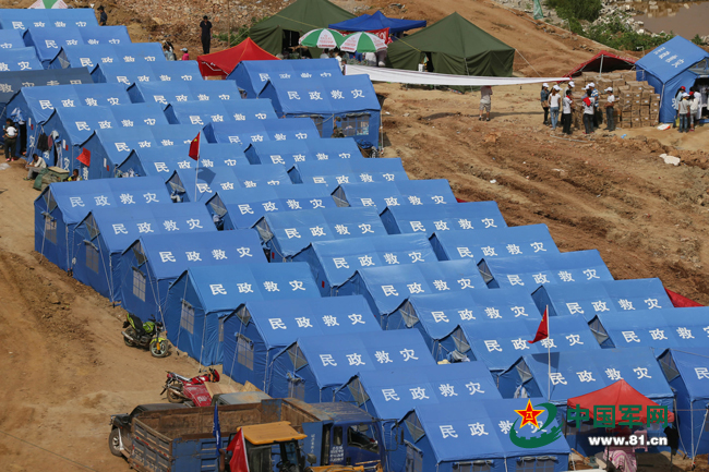 8月6日,在鲁甸县地震重灾区龙头山镇搭建的救灾帐篷.中国军网记者